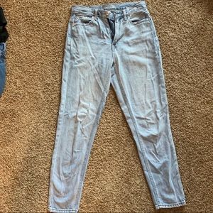 American Eagle Distressed Light Wash Mom Jean!!